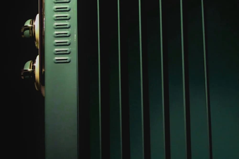 Ailettes d'un radiateur sombre éclairées de biais