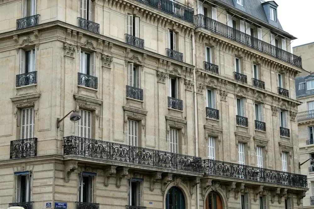 Immeuble ancien percé de nombreuses fenêtres et balcons