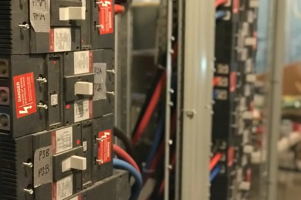 Armoire électrique aux repères écrits à la main
