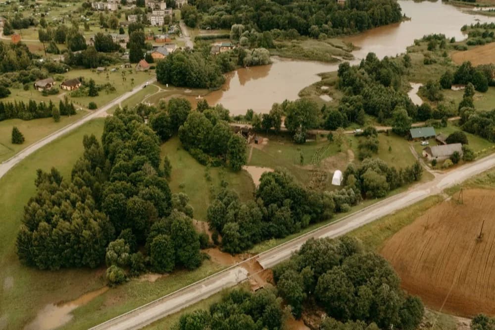 Vue aérienne d'une campagne traversée par une rivière en crue