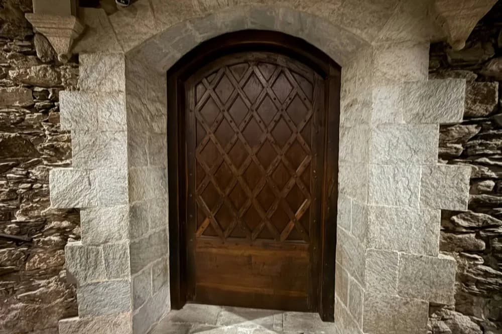 Porte de bois encastrée dans une arche de pierre
