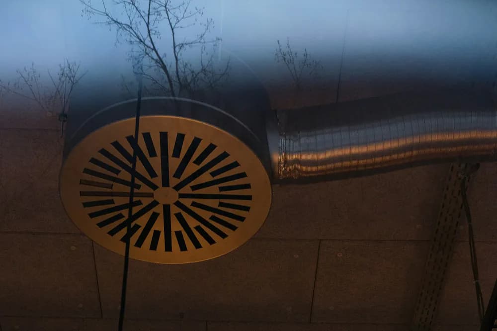 Bouche circulaire raccordée à sa gaine de ventilation